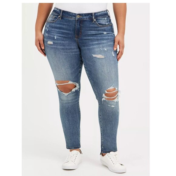 Plus Size 30 Extra Short TORRID Boyfriend Straight Destructed Jeans NEW - Picture 1 of 4